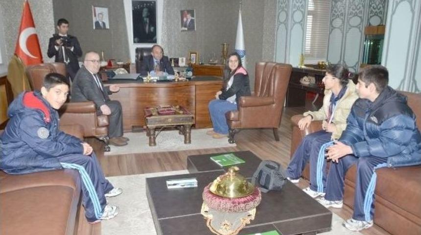 &Uuml;z&uuml;lmez, Başarılı &Ouml;zel Sporcuları Ağırladı