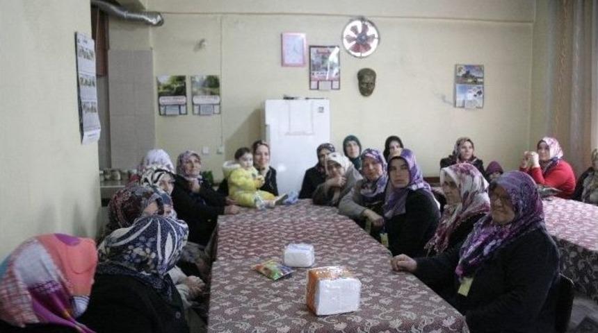 Kadın &Ccedil;ift&ccedil;iler Belgelerini Aldı