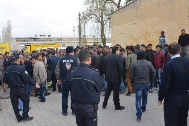 Polis, Linç Edilmek Istenen Cinayet Zanlısını Camide Bekletti