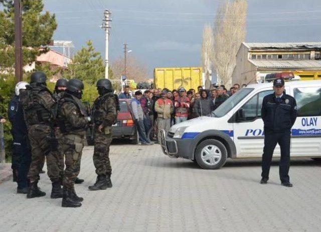 Polis, Linç Edilmek Istenen Cinayet Zanlısını Camide Bekletti