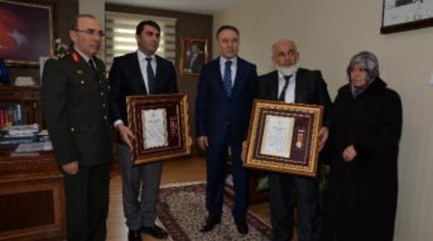 Erzurumlu Gazilere Devlet &Ouml;v&uuml;n&ccedil; Madalyası Verildi
