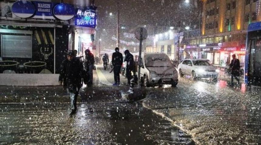 Van&rsquo;da Kar Yağışı