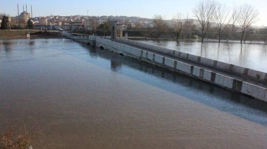Edirne&rsquo;de Nehir Suları Lozan Caddesi&rsquo;ne Ulaştı