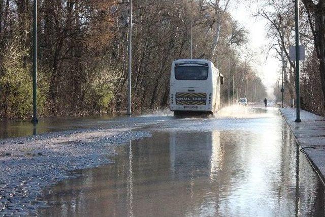 Edirne’de Nehir Suları Lozan Caddesi’ne Ulaştı