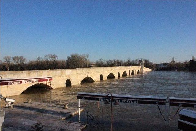 Edirne’de Nehir Suları Lozan Caddesi’ne Ulaştı