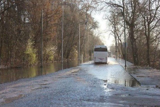 Edirne’de Nehir Suları Lozan Caddesi’ne Ulaştı