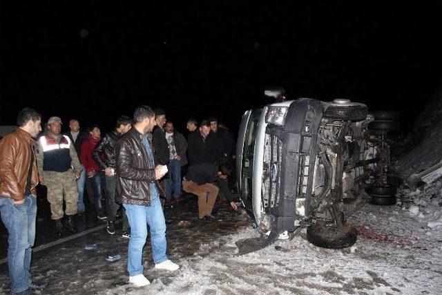 Minib&uuml;s Takla Attı: 8 Yaralı 1