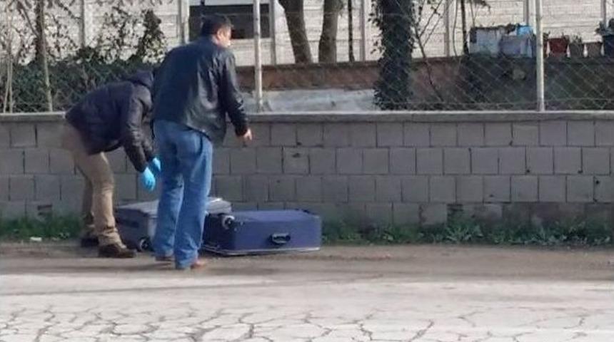 Polisten Ka&ccedil;an Şahısların Yola Attığı Valizlerden Uyuşturucu &Ccedil;ıktı