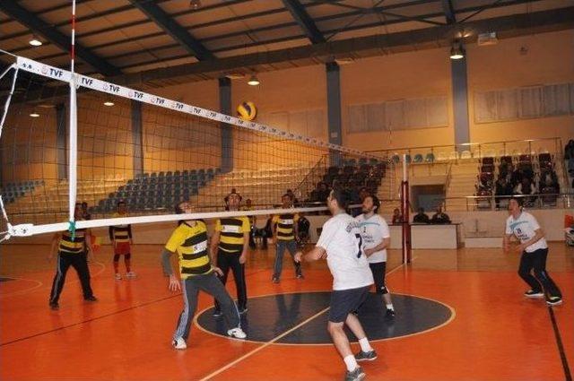 Korkuteli’nde Voleybol Turnuvası Başladı