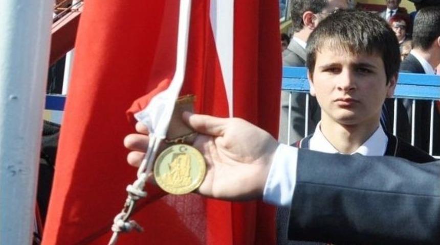 &lsquo;&ccedil;anakkale Ge&ccedil;ilmez&rsquo; Yazılı Altın Madalya, T&uuml;rk Bayrağıyla Buluşacak