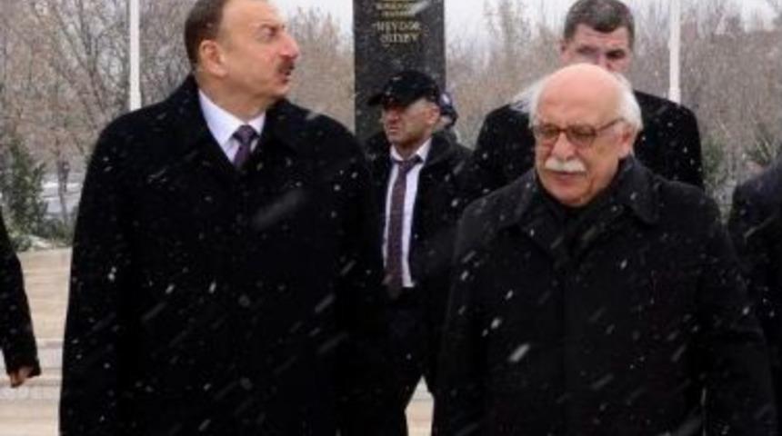 Cumhurbaşkanı Aliyev, Kars'ta Babasının Anıtına G&uuml;l Bıraktı