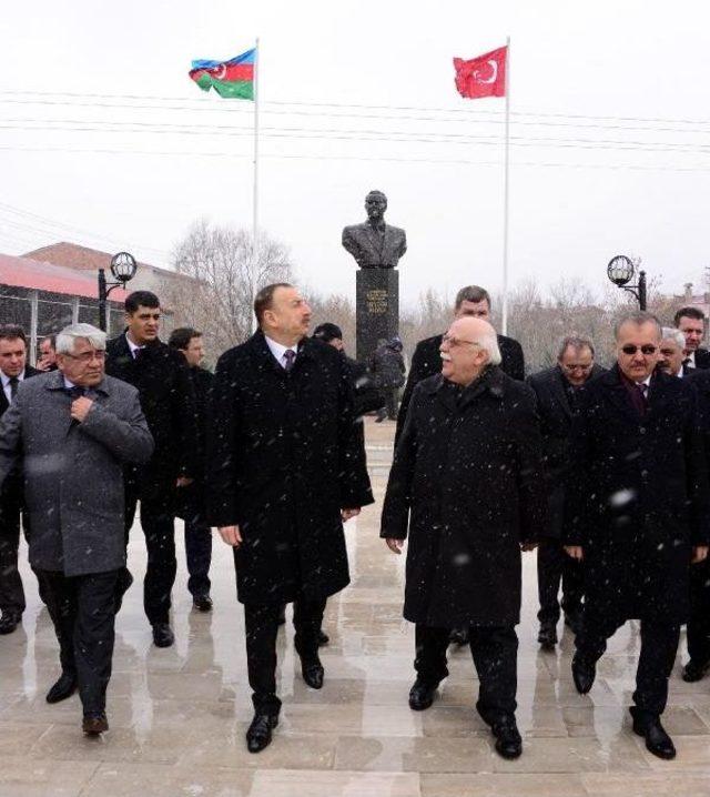 Cumhurbaşkanı Aliyev, Kars'ta Babasının Anıtına Gül Bıraktı