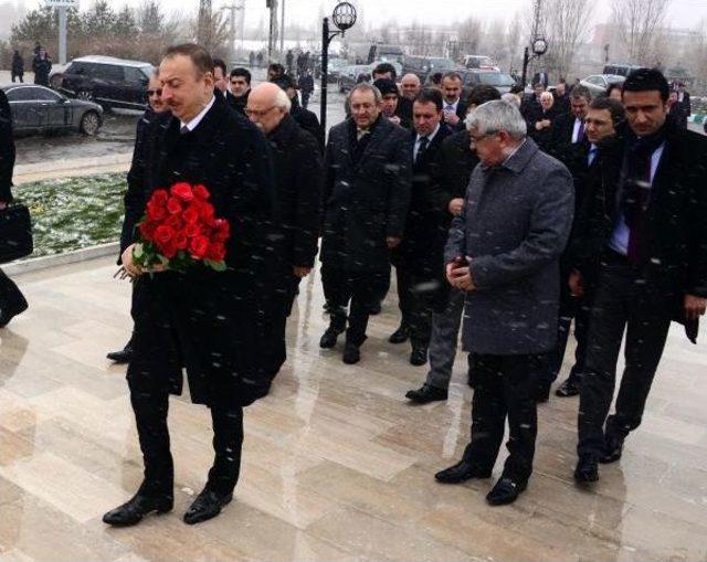 Cumhurbaşkanı Aliyev, Kars'ta Babasının Anıtına Gül Bıraktı