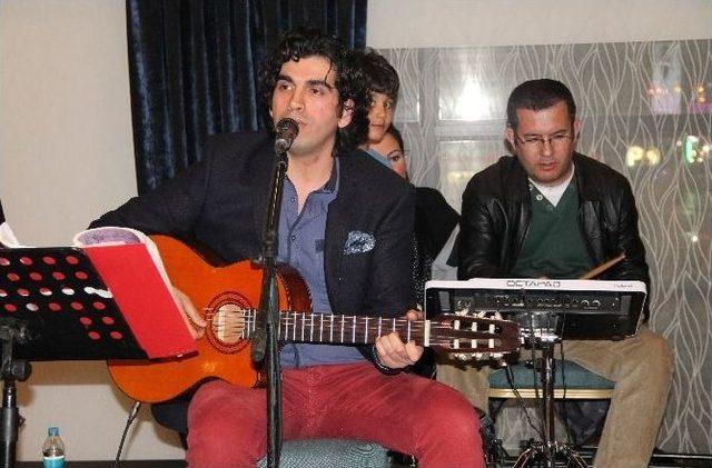 Doktorlar &Ccedil;aldı, Sağlık &Ccedil;alışanları Eğlendi 1