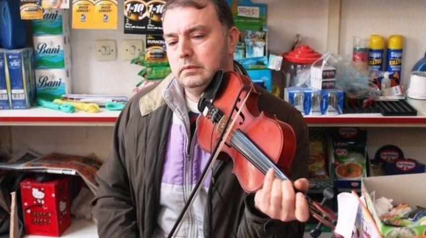 M&uuml;şterilerini Keman &Ccedil;alarak Karşılıyor