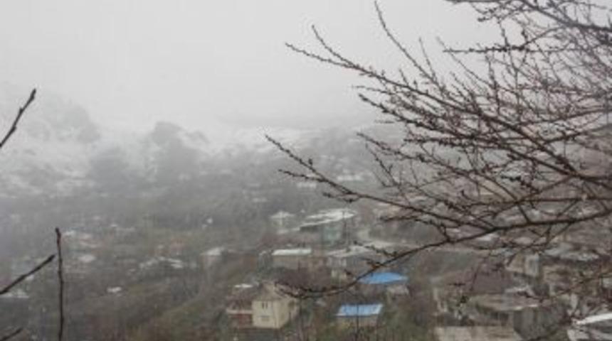 Hakkari&rsquo;de Karla Karışık Yağmur Yağışı