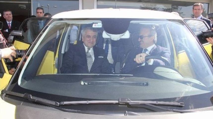 Tofaş Bursa Emniyetine 5 Otomobil Hediye Etti