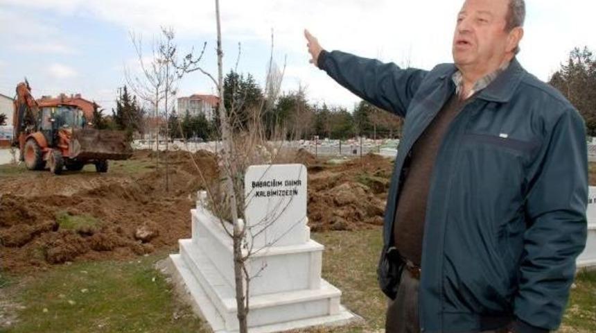 Mezarlık Alanına Katılan Ancak Kamulaştırma Bedeli &Ouml;denmeyen Arazisini Iş Makinesiyle Kazdırdı