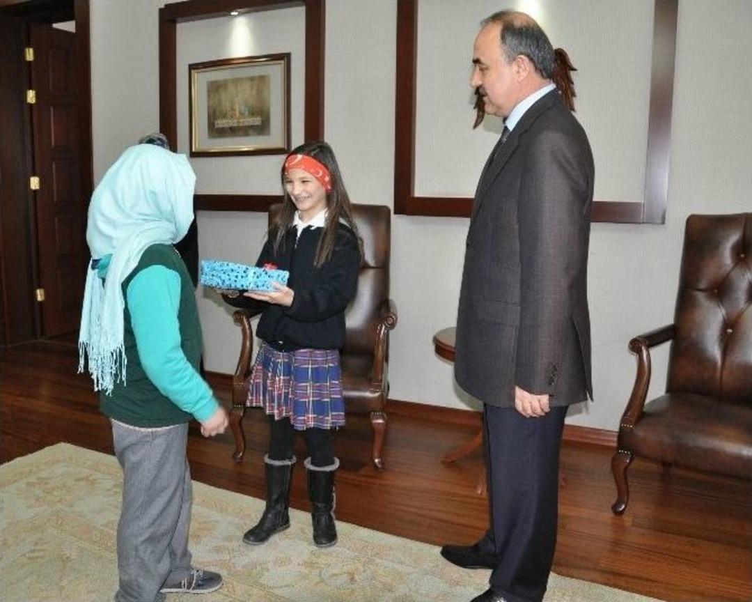 Akif &Ouml;d&uuml;l Almadığı Diye Kabul Etmediği &Ouml;d&uuml;l Suriyeli &Ouml;ğrenciye Verildi