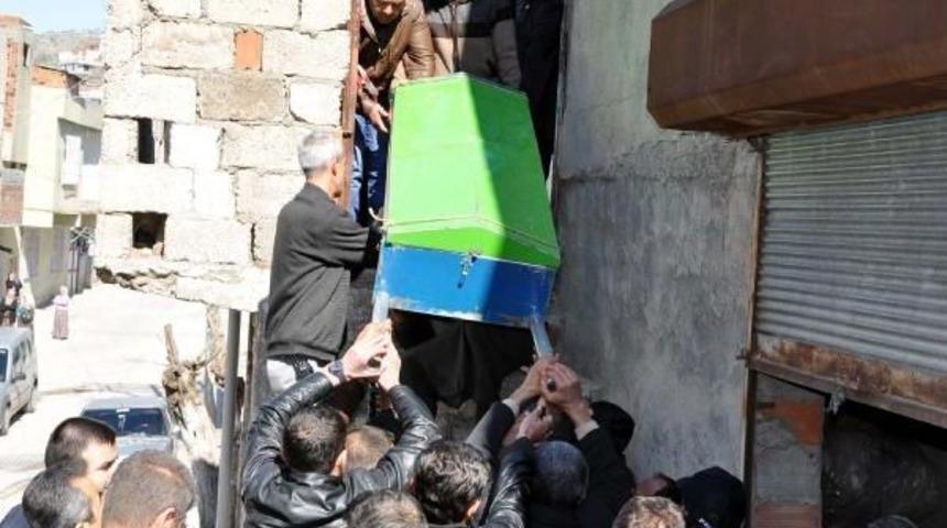 4 &Ccedil;ocuk Babası Bakkal Boş Evde Intihar Etti