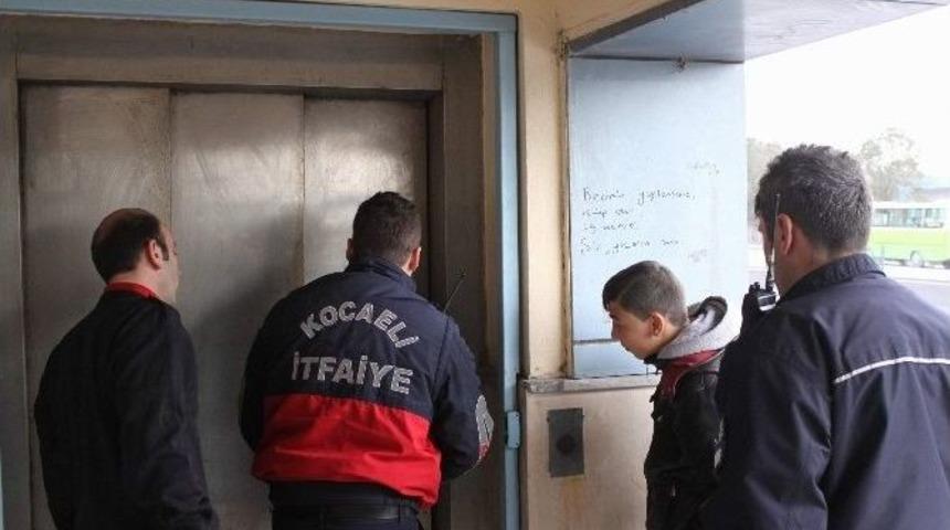 (&ouml;zel Haber) Okula Gitmeyip Gezmeye &Ccedil;ıkan &Ouml;ğrencilerin Macerası Asans&ouml;rde Bitti