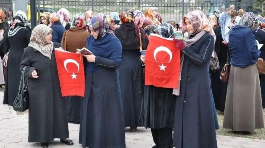 Polisler İ&ccedil;in Adliye &Ouml;n&uuml;nde Dua Ettiler