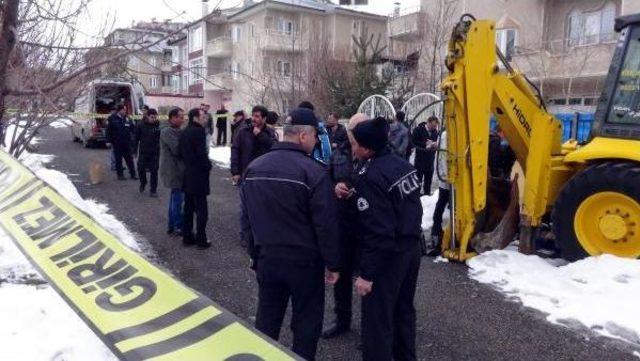 10 Bıçak Darbesiyle Öldürülen Kadının Cesedi Sokakta Bulundu