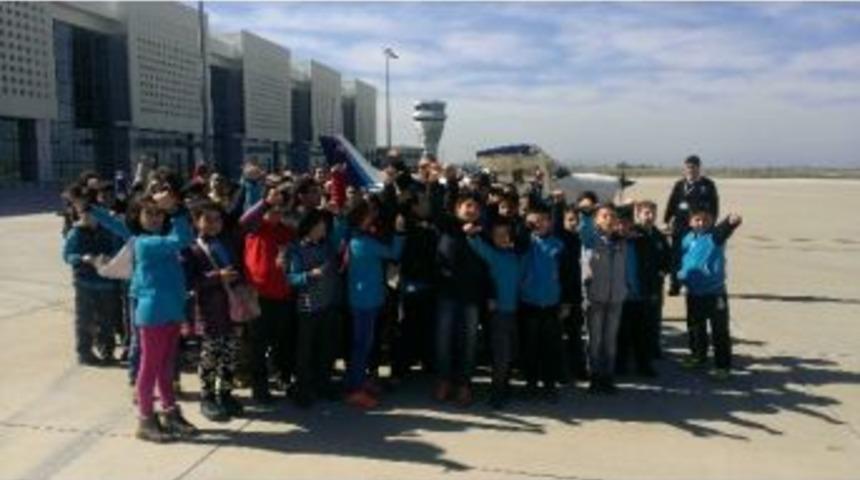 &Ccedil;ocuklar Havalimanını Gezdi