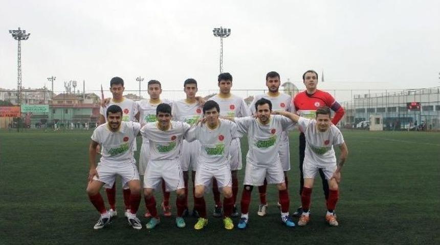 Hem Başkanlık Yapıyor Hem Kalesini Koruyor