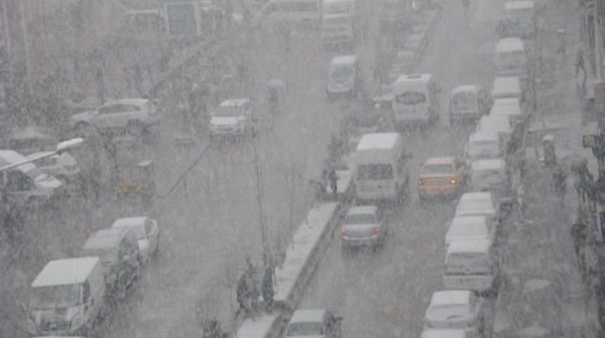 Hakkari'de Kar Yağışı Etkili Oluyor