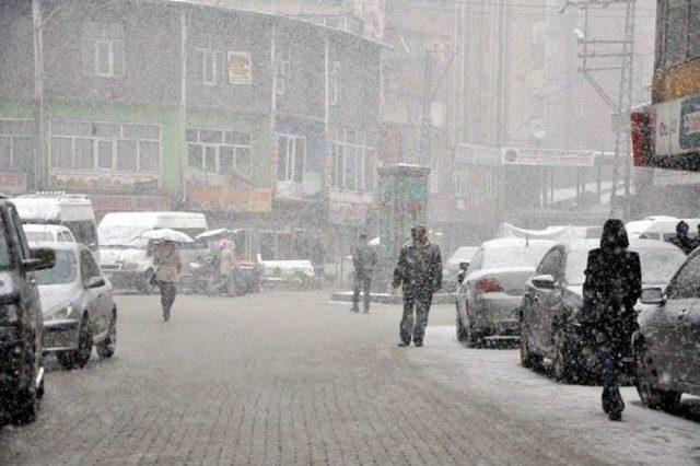 Hakkari'de Kar Yağışı Etkili Oluyor