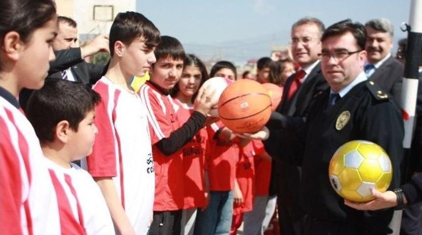 Emniyetten &Ouml;ğrencilere Spor Malzemesi Desteği