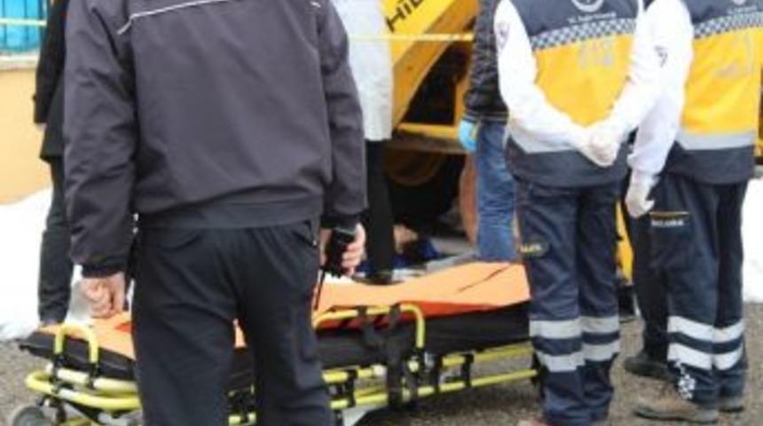 Kadını &Ouml;ld&uuml;r&uuml;p İş Makinesinin Altına Attılar