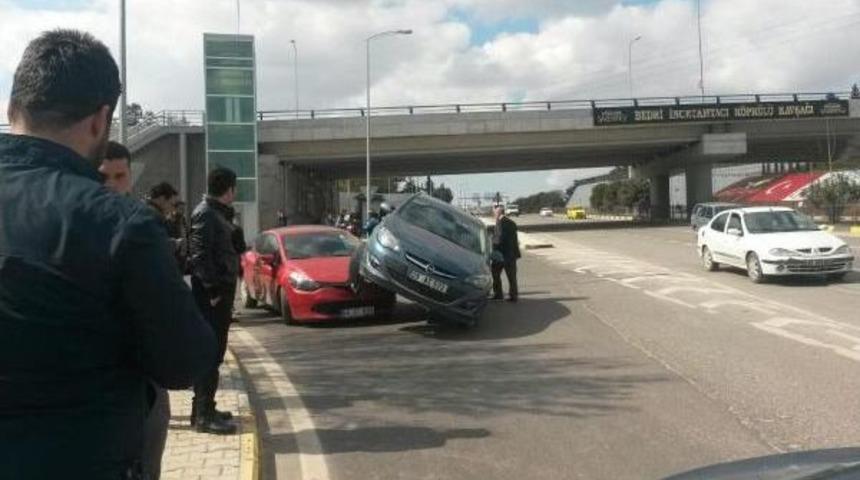 Otomobil, &Ouml;n&uuml;ndeki Otomobile &Ccedil;arpıp &Uuml;st&uuml;ne &Ccedil;ıktı