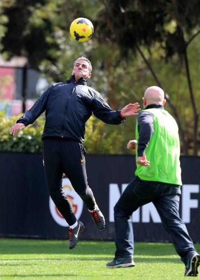 Galatasaray Teknik Heyeti İle Basın Mensupları Maç Yaptı