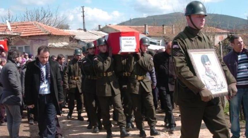 Hakkari'de Intihar Eden Er Bayrami&ccedil;'te Toprağa Verildi