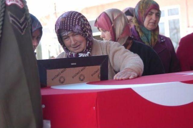 Hakkari'de Intihar Eden Er Bayramiç'te Toprağa Verildi