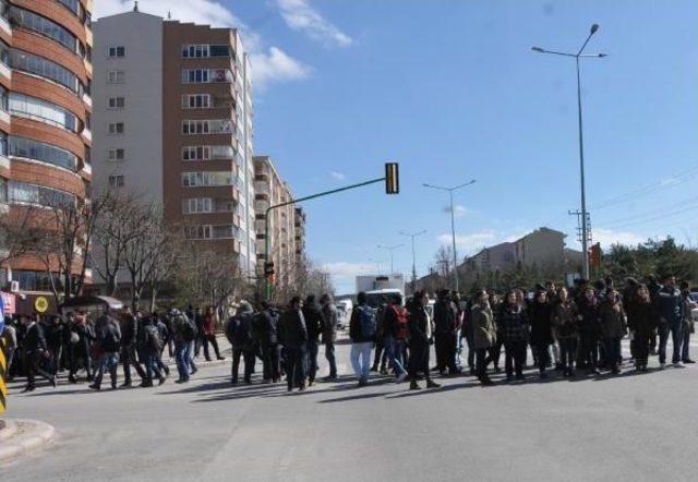 Öğrenciler Önce Selfie Çekti,sonra Polise Şişe Yağdırdı