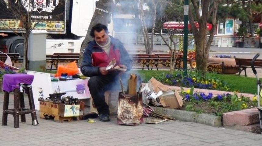 Tekirdağ&rsquo;da Soğukta &Ccedil;alışan Ayakkabı Boyacıları Ateş Yakarak Isınmaya &Ccedil;alışıyor