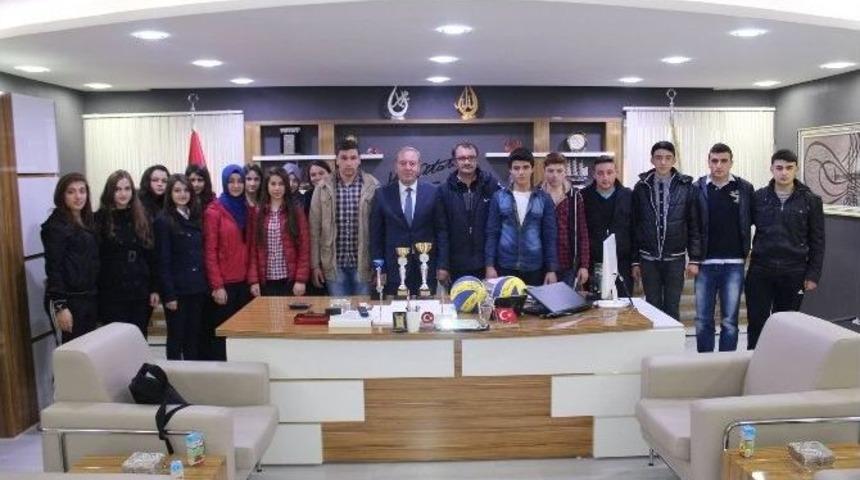 Sporcular Başkan Şahiner&rsquo;i Ziyaret Etti