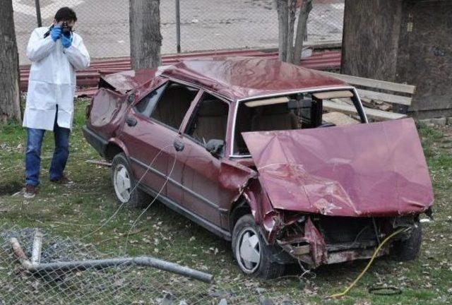 Otomobil, Jandarma Bahçesine Uçtu: 2 Yaralı