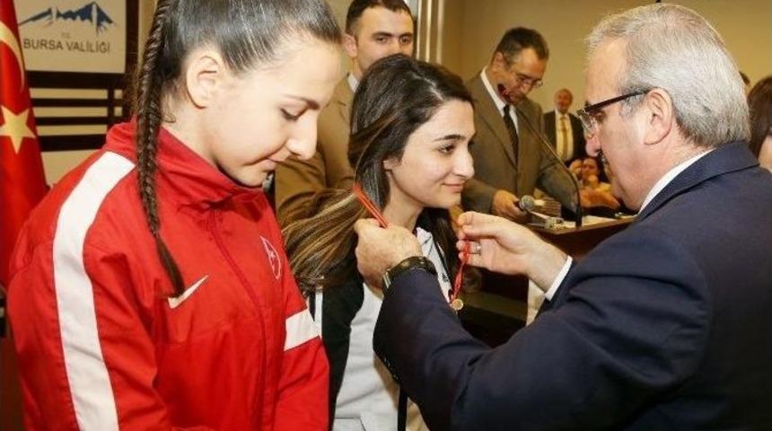 Karaloğlu, Şampiyonları &Ouml;d&uuml;llendirdi