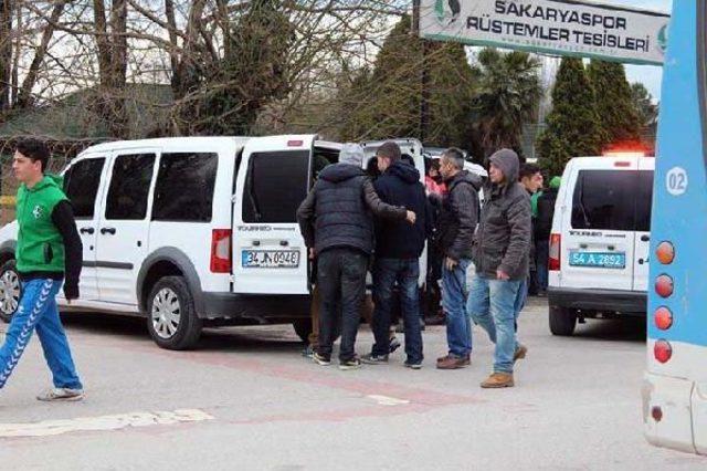 Sakaryasporlu Taraftarlar, Futbolcular Maç Sonrası Tribünlere Gelmeyince Tesisleri Bastı