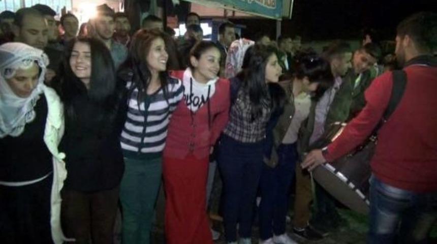 Cizre'de Silahlı Nevruz Kutlaması