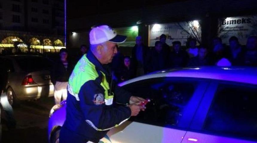 Direksiyon Başında Fenelaşan S&uuml;r&uuml;c&uuml; Ara&ccedil;ta Kilitli Kaldı