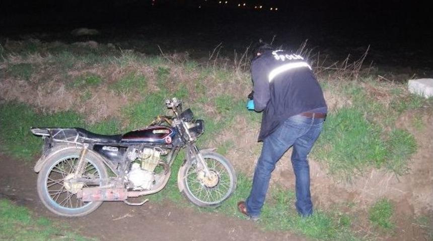 Polis &Ccedil;alınan Motosikleti Tarlada Buldu