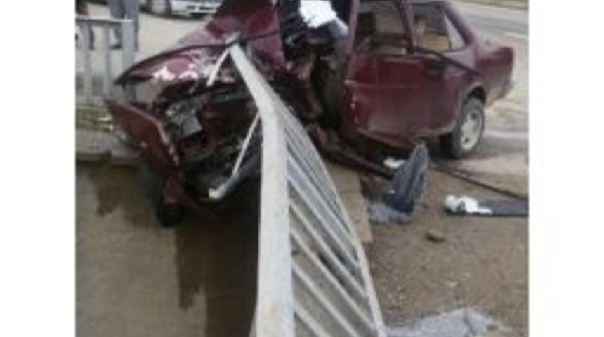 Korkuluklara &Ccedil;arpan Otomobil Askıda Kaldı