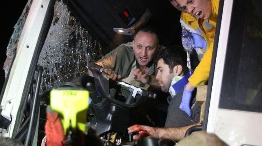 Ara&ccedil;ta Sıkışan Kamyon S&uuml;r&uuml;c&uuml;s&uuml;n&uuml;n Zor Anları