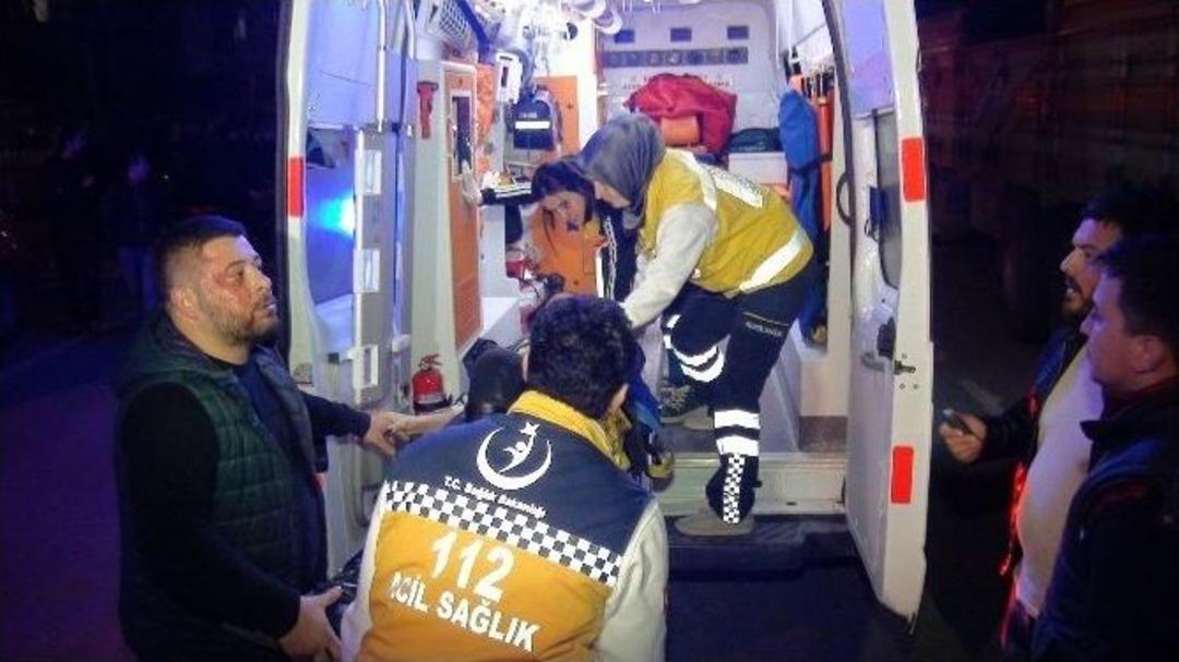 Sakarya&rsquo;da Kamyonetle Otomobil Kafa Kafaya &Ccedil;arpıştı: 3 Yaralı