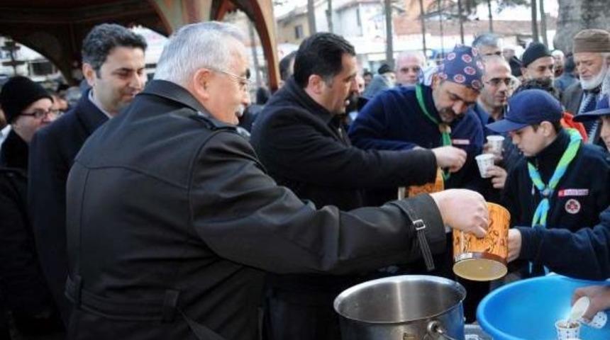 Namazdan &Ccedil;ıkanlara &Uuml;z&uuml;m Hoşafı Ve Ekmek Dağıtıldı